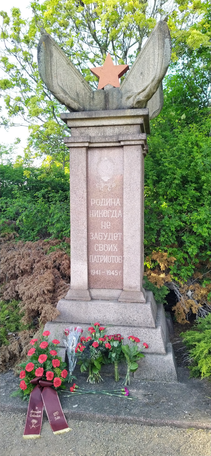 2025-05-09_Sowjet-Ehrenfriedhof_3