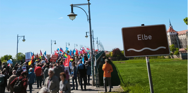 01-Torgau-2025-Elbbruecke-Demozug-klein